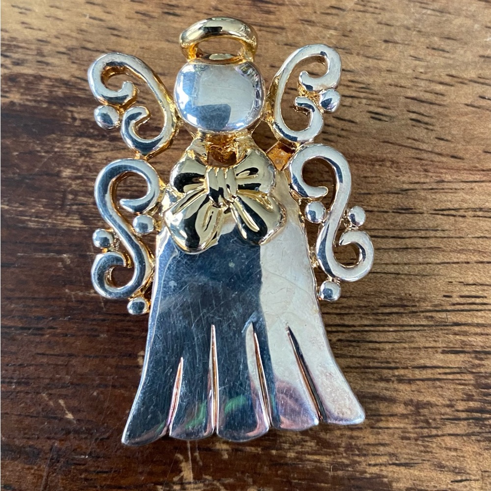 Woman’s brooche